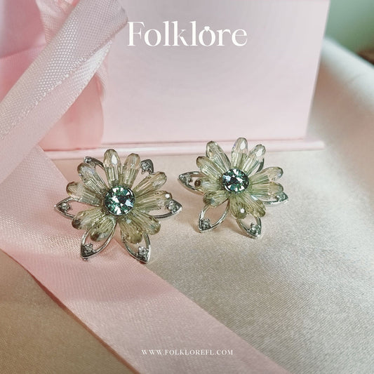 CLEAR FLOWER STUD EARRINGS